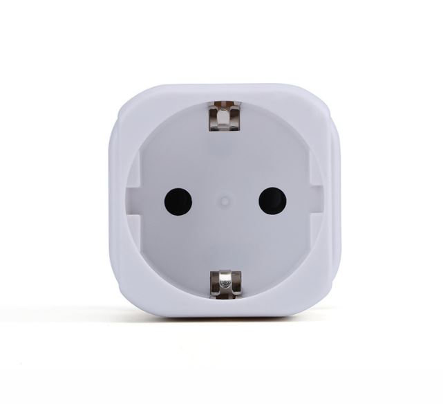 Urban Factory Travelee Adattatore da viaggio universale - Connettore di ingresso UE - Connettore di uscita Regno Unito - Colore bianco